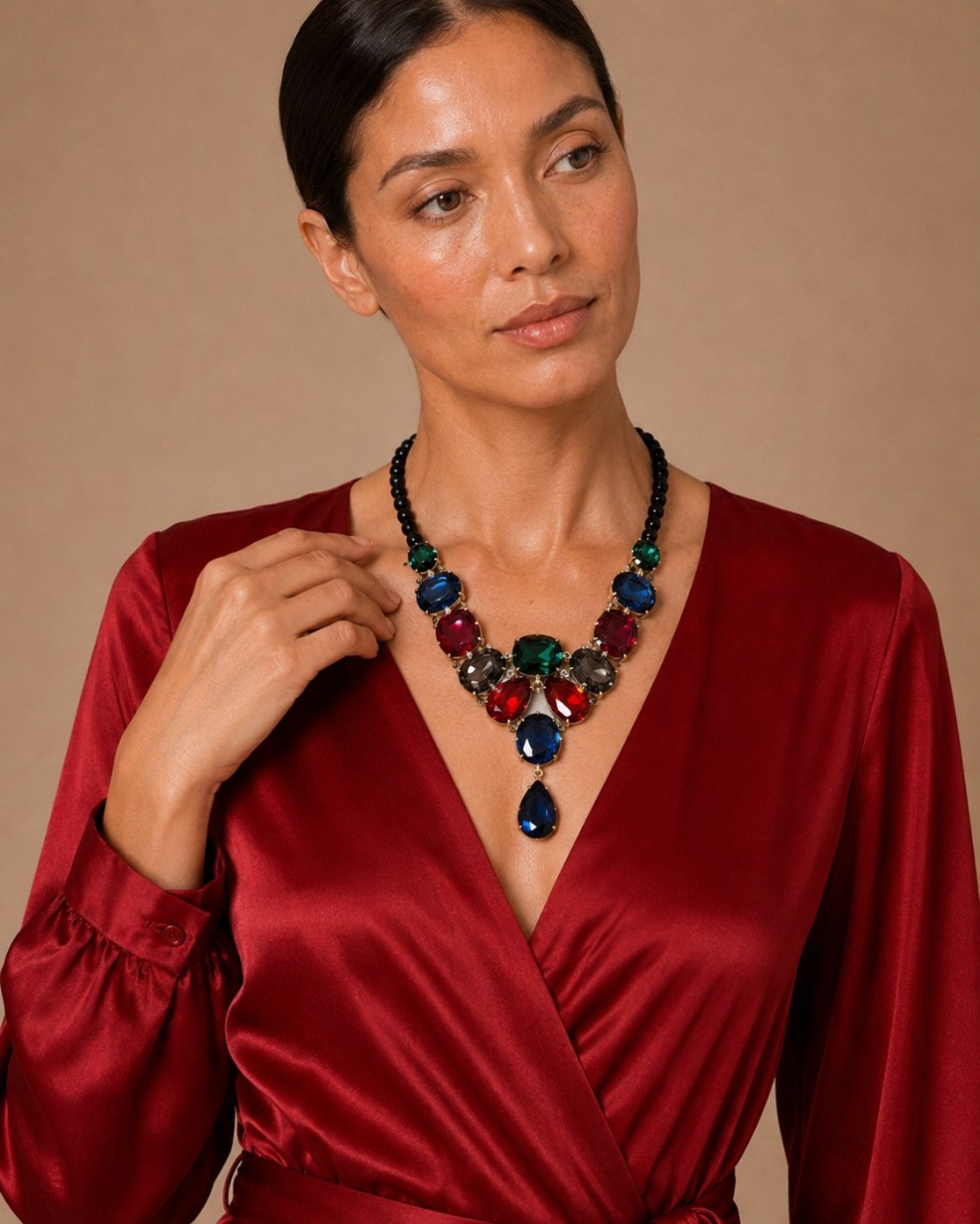 Колье ручной работы с цветными камнями Swarovski